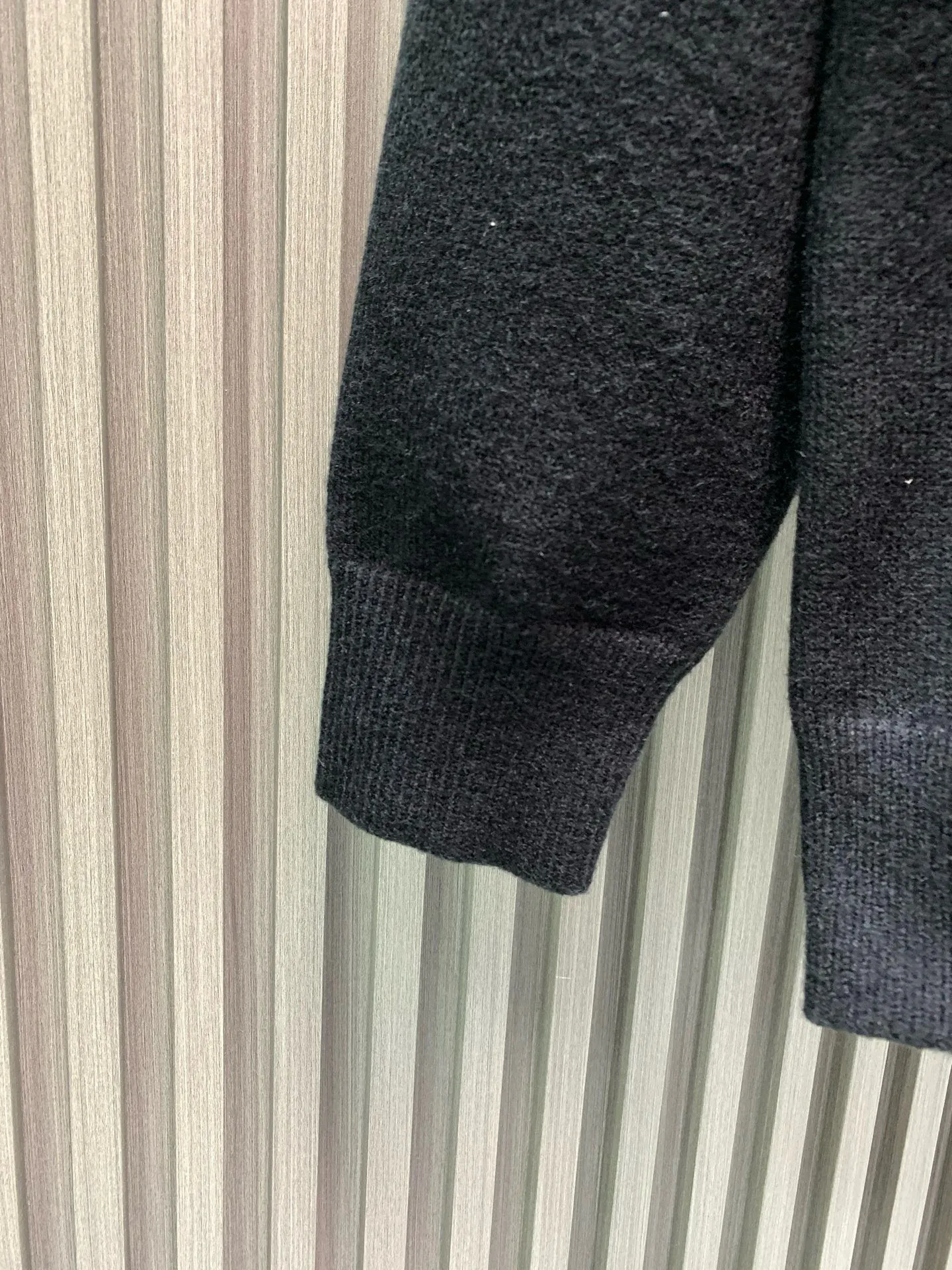 🅿️440 🀄️ Louis Vuitton Louis Vuitton sweaters are one of the hottest items in autumn and winter. They look good, are easy to wear and match, and can be easily controlled by all body types. For the early autumn temperature, they can be worn alone. I recommend the new LV&NBA joint brand to everyone. This knitted jacket is made of technical wool blend and is embellished with an intarsia NBA logo on the front. The new LV Court logo of the 2021 spring and summer pre-series is inspired by the basketball tactics diagram behind it. Paired with knitted ribs and horn buttons, this cute sweater melted my girly heart the moment I saw it. It is a fresh and gentle blue with just the right saturation, soft and comfortable, and this color is particularly flattering to the skin tone and looks tender. 50% nylon 38% wood Tencel 12% wool NBA logo takes time and heavy work. Full of craftsmanship. Comfortable to wear and skin-friendly without getting pricked. The slightly loose version is not picky and has enough capacity to hide the flesh. It can be worn with a good proportion. The upper body is youthful and energetic and looks younger. Pair it with pants and skirts to make it look younger. If you like it, don’t miss it...